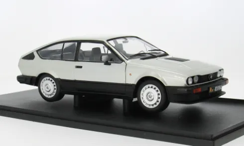 Alfa Romeo GTV6, silber/schwarz, 1984, 1:18, Solido