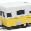 Anhänger Travel Trailer, weiss/hellgelb, 1959, 1:64, Greenlight