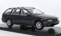 BMW 5er (E39) Touring, dunkelblau, 1:18, Triple 9 Collection