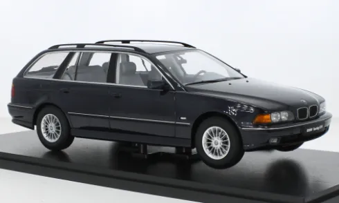 BMW 5er (E39) Touring, dunkelblau, 1:18, Triple 9 Collection