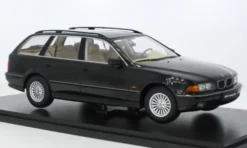 BMW 5er (E39) Touring, schwarz, 1:18, Triple 9 Collection
