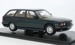 BMW 5er Touring (E34), dunkelgrün, 1996, 1:18, Triple 9 Collection