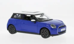 BMW Mini Cooper SE (J01), blau/weiss, 2024, 1:24, Maisto