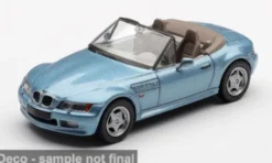 BMW Z3 with GoldenEye Poster (EN), hellblau, 1995, James Bond 007 – GoldenEye, 1:64, Mini GT