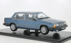 Volvo 760, blau, 1995, 1:18, Triple 9 Collection