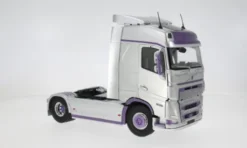 Volvo FH Globetrotter XL, silber/violett, 1:24, Solido