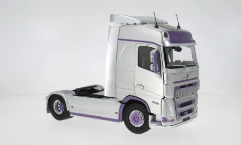 Volvo FH Globetrotter XL, silber/violett, 1:24, Solido