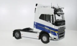 Volvo FH16 Globetrotter XL, weiss/blau, 1:24, Solido