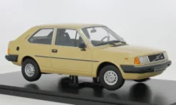 Volvo 343, gelb/beige, 1982, 1:18, Triple 9 Collection