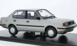 Volvo 360, silber, 1987, 1:18, Triple 9 Collection