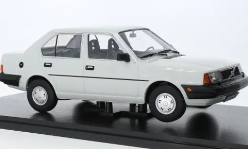 Volvo 340, weiss, 1987, 1:18, Triple 9 Collection