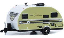 Winnebago Winnie Drop, oliv/weiss, 2017, 1:64, Greenlight