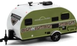 Winnebago Winnie Drop, weiss/oliv, 2017, 1:64, Greenlight